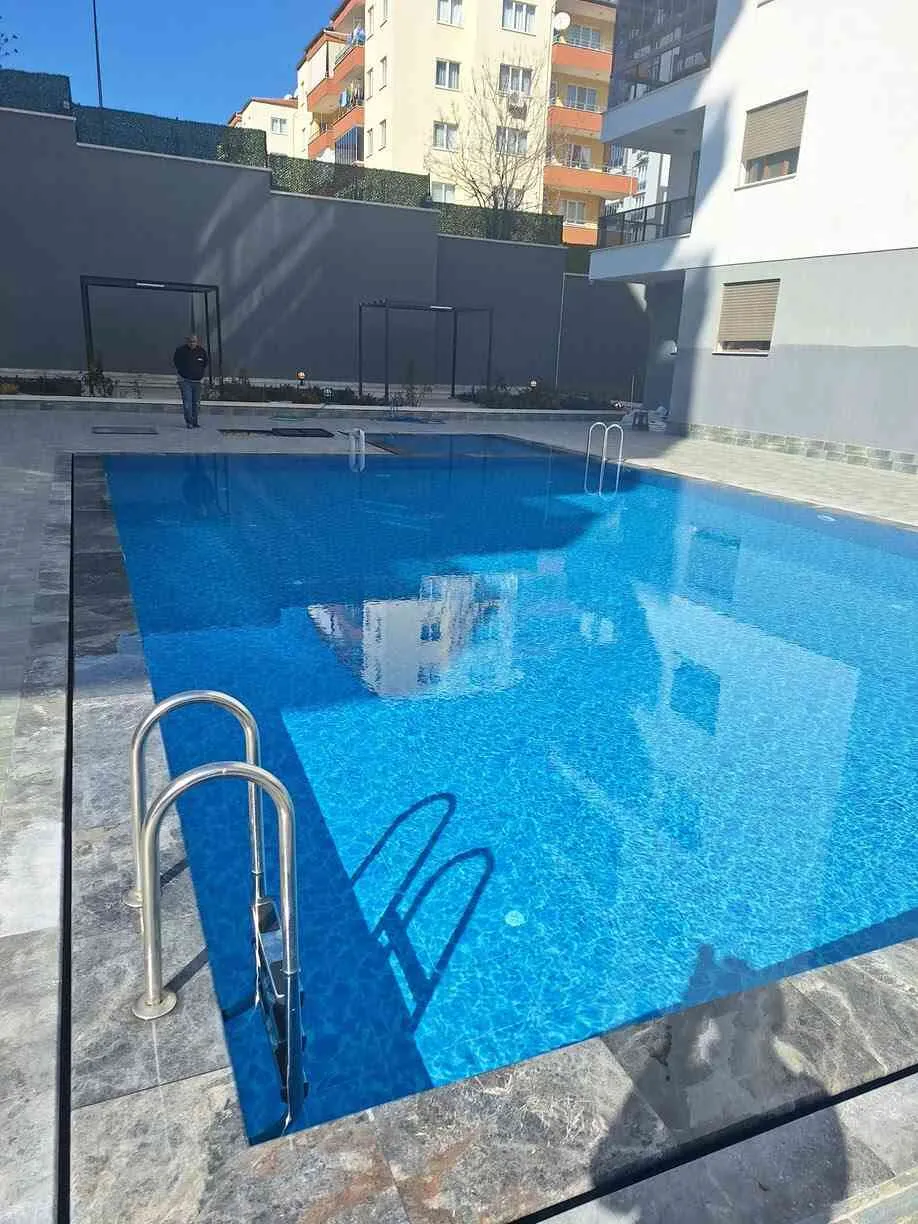 Safir Havuzları'nın özel tasarımlarıyla hayalinizdeki havuza sahip olun. Berrak suyu ve estetik tasarımıyla göz kamaştırıcı bir yüzme havuzu.